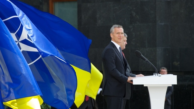 Порошенко и Столтенберг договорились о срочном созыве чрезвычайного заседания Комиссии Украина-НАТО