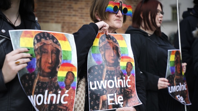 У Польщі жінка розклеювала зображення Діви Марії у кольорах ЛГБТ-прапора. Її затримали за образу почуттів вірян