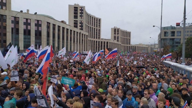 В Москве на митинг за честные выборы вышли почти 50 тысяч людей. Поддержать участников вышли рэпперы и журналисты