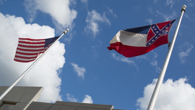 Протести в США: штат Міссісіпі останнім в країні вирішив позбутися символіки конфедератів на прапорі