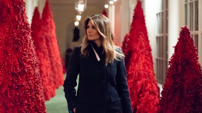 Новогодние елки Мелании Трамп в соцсетях сравнили с декорациями к триллерам