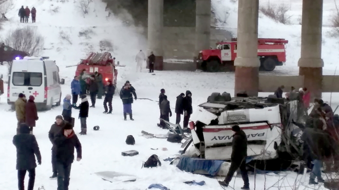 В России с моста упал пассажирский автобус. Погибли минимум 20 человек