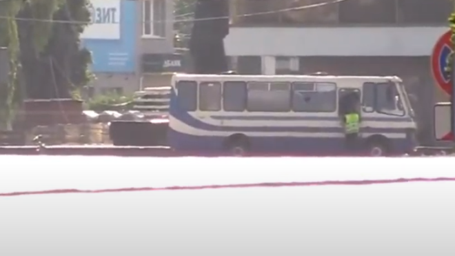 Захват автобуса в Луцке: полиция передала заложникам воду