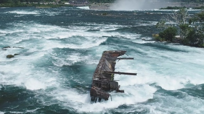Сильний шторм зрушив до Ніагарського водоспаду баржу, яка застрягла на скелях понад століття тому