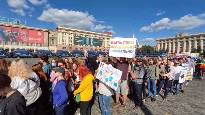 У Харкові триває перший прайд, на який прийшли кілька тисяч людей. Активістів закидали яйцями