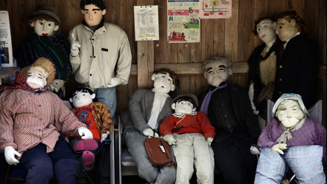 В умирающей японской деревне почти не осталось людей. Их заменили куклами — пересказываем материал The New York Times