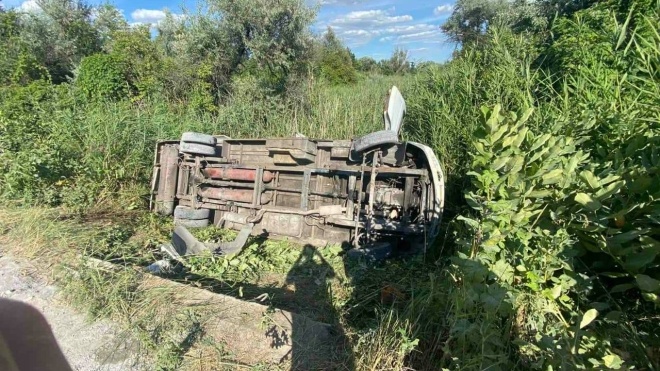 Поліція знайшла водія автобуса, який перекинувся на Дніпропетровщині. Він утік з місця ДТП