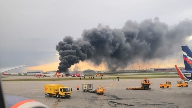 В катастрофе сгоревшего самолета в Москве погиб 41 человек. Видео пожара