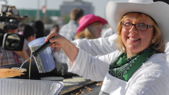 Партія зелених Канади відредагувала фото своєї лідерки, замінивши в її руці одноразовий стакан на багаторазовий кухоль