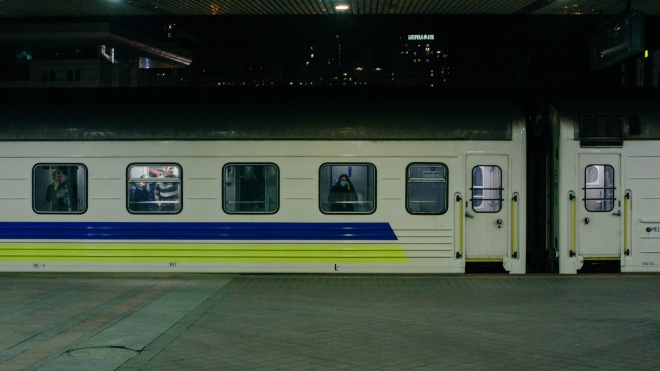 До Києва прибув потяг з евакуйованими з країн Балтії українцями. Пасажирів не випускали понад 4 години
