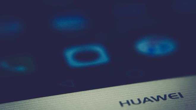 Уряду США заборонили використовувати техніку Huawei і ZTE. Китайські компанії від цього швидше виграли