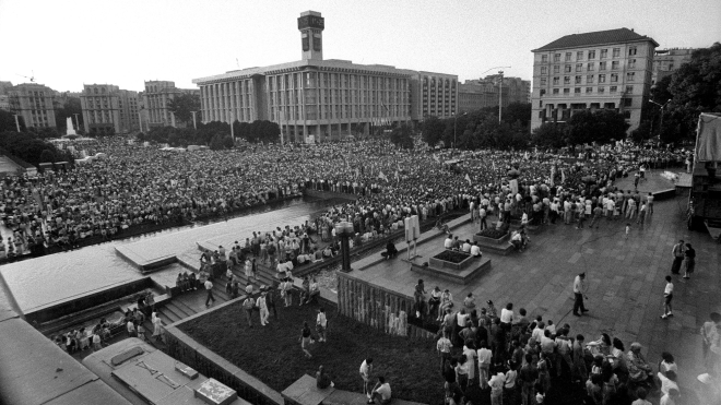 30 років тому Україна відзначала перший День Незалежності. Ми публікуємо унікальні фото святкувань у Києві та згадуємо, чому цю дату перенесли (архівний матеріал)
