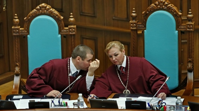 Шевчук звільнений з посади голови Конституційного суду. Його змінила Наталя Шаптала