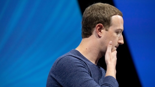 Більшість інвесторів Facebook підтримали відставку Цукерберга