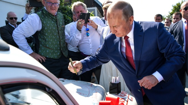 Автомобиль Volkswagen со свадебным поздравлением от Путина продали на аукционе за €20 тысяч