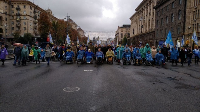 В Киеве прошел марш людей с инвалидностью. Они требуют равных условий и выполнения положений конвенции ООН