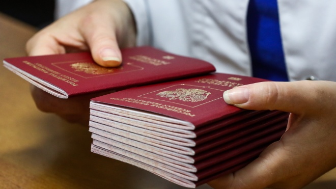 Выдача российских паспортов жителям Донбасса потребует от России миллиардных затрат. В Минтруда РФ говорят о «небольшой нагрузке»