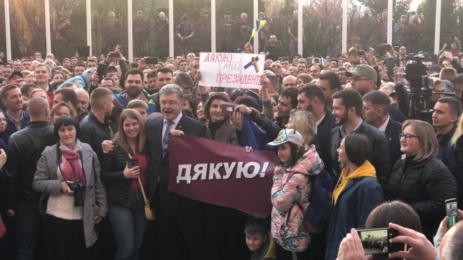 «Спасибо, Петр!» Сторонники Порошенко собрались на Банковой поблагодарить президента за безвиз, армию и децентрализацию