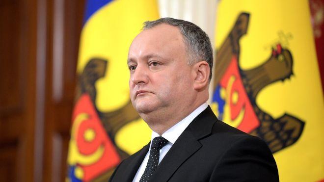 У Молдові відсторонили від посади президента Додона й створили нову коаліцію. Невідомі блокують держустанови. Що відбувається?