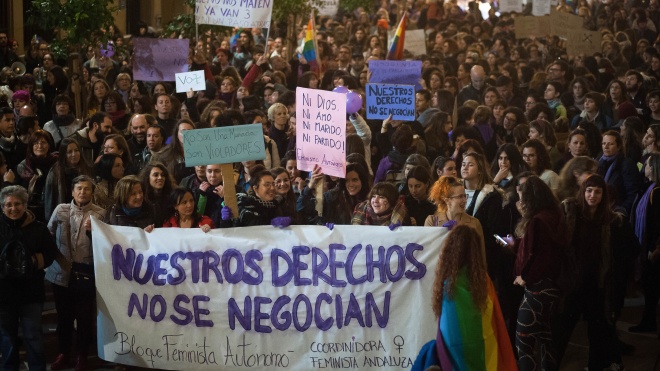 «Ні кроку назад у рівності». В Іспанії феміністки вийшли на акції проти ультраправої партії