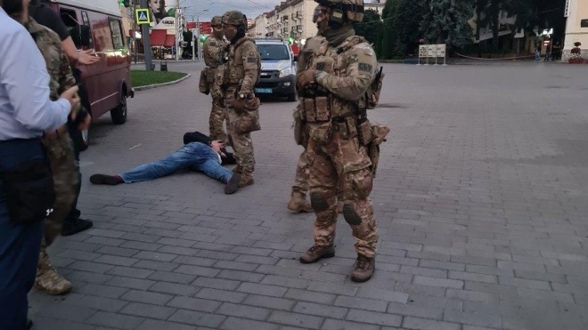 Из захваченного автобуса в Луцке вышли заложники. Террорист задержан