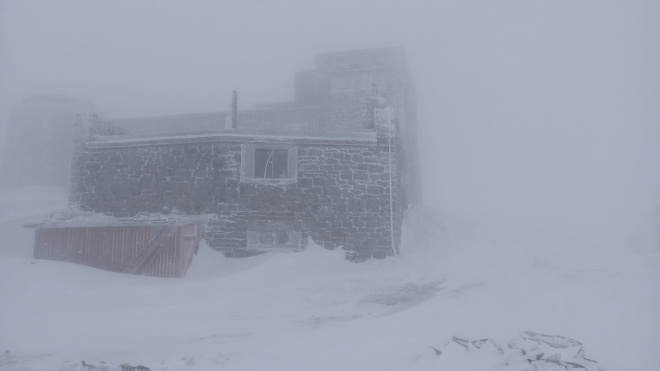 У Карпатах випало 15 сантиметрів снігу. На горі Піп Іван зняли відео завірюхи