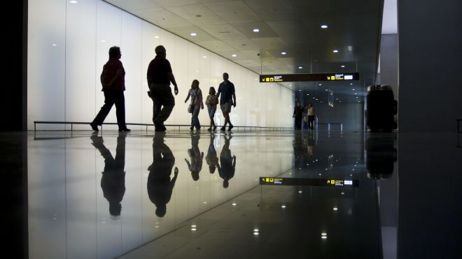 Почти две сотни украинских туристов застряли в аэропорту Барселоны. Туроператор объяснил «Бабелю» причину проблемы