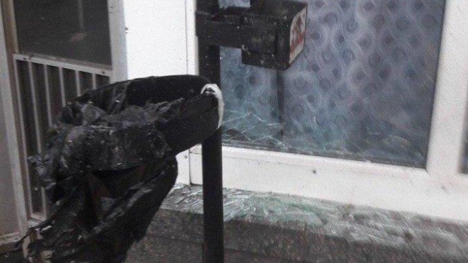 В Киеве у входа в метро «Шулявская» взорвалась мусорка. Прохожий получил травму ноги