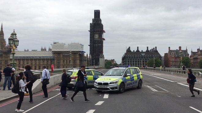 В Лондоне авто протаранило ограждение Вестминстерского дворца, полиция расследует теракт. Все подробности