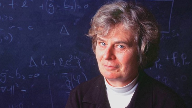 Абелевскую премию по математике впервые в истории получила женщина. Она проводила исследования на мыльных пузырях