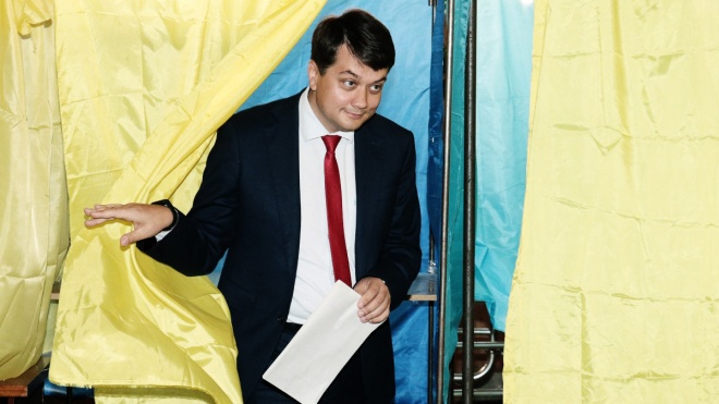 Глава Верховной Рады Разумков проголосовал на местных выборах, но не участвовал в опросе Зеленского