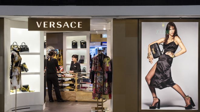 Versace випустив футболки з переліком країн, в якому були «самостійні» Макао і Гонконг. Дому моди довелося знищити колекцію