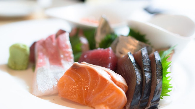 Японка поела сашими с сырой рыбой, и за пять дней у нее в горле развился редкий паразит. Врачи смогли ее спасти