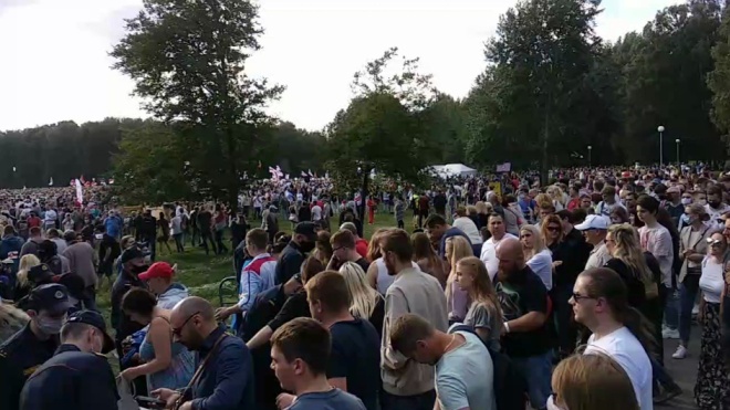 На опозиційному мітингу в Мінську вже 25 тисяч людей. Усі чекають на дебати Тихановської та Лукашенка