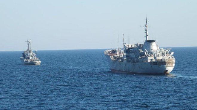 Два кораблі ВМС України пройшли під Керченським мостом в Азовське море. Їм назустріч вирушили військові катери