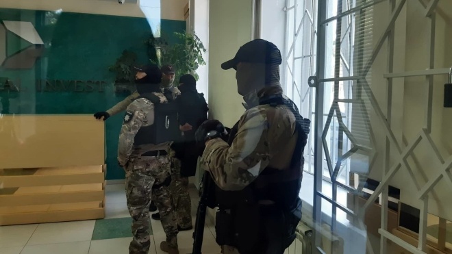 Силовики проводять обшук у банку Порошенка, поки він перебуває на допиті в Держбюро