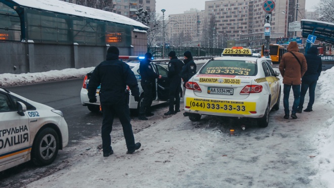 СМИ: В Киеве подполковник СБУ, угрожая пистолетом, пытался угнать такси