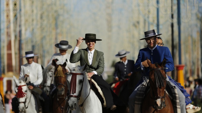 В Испании проходит конная ярмарка Feria del Caballo с маршами чистокровных лошадей, вином и фламенко. Как это выглядит?