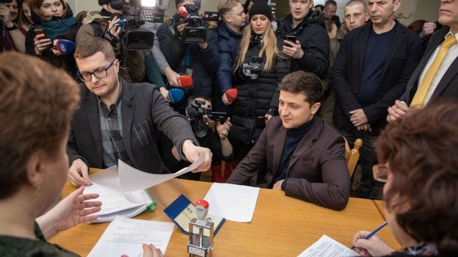 Зеленский подал документы для регистрации кандидатом в президенты в свой день рождения