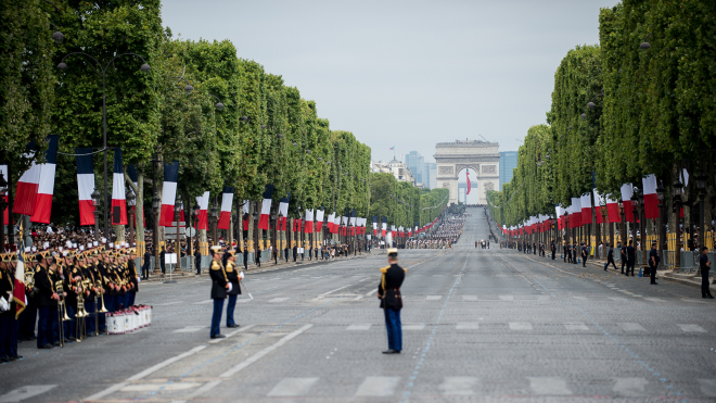 Во Франции прошел военный парад, на котором задержали активистов «желтых жилетов»