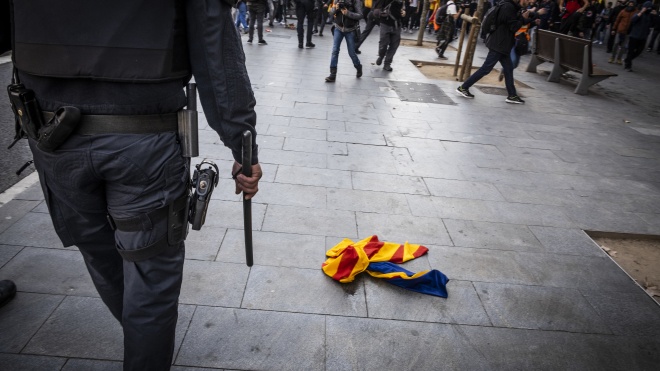 Протести в іспанській Каталонії: траси в регіоні перекрили палаючими шинами, мітингувальники бʼються з поліцією