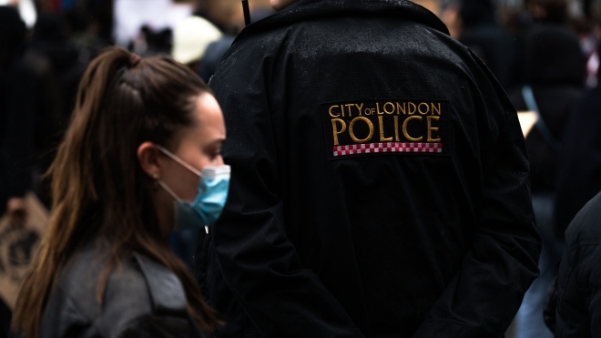 Тисячі людей в Лондоні протестували, щоб «захистити памʼятники». Відбулися сутички з поліцією, заарештували близько 100 осіб