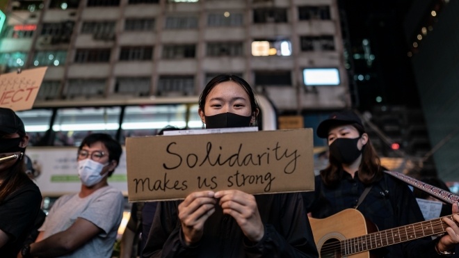 Тысячи жителей Гонконга в нарушение запрета почтили память жертв событий на площади Тяньаньмэнь