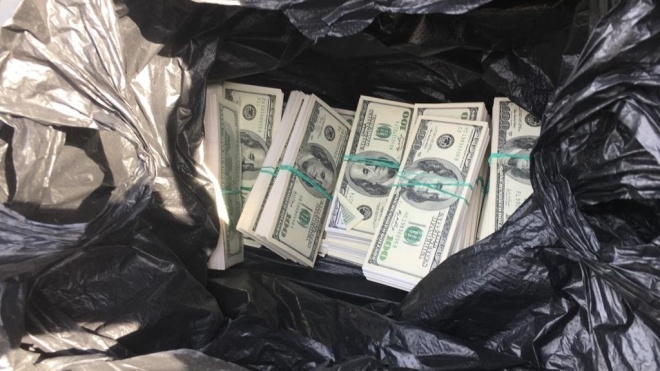 Правоохранители задержали мужчину с $500 тыс. «взятки для Луценко и Матиоса»