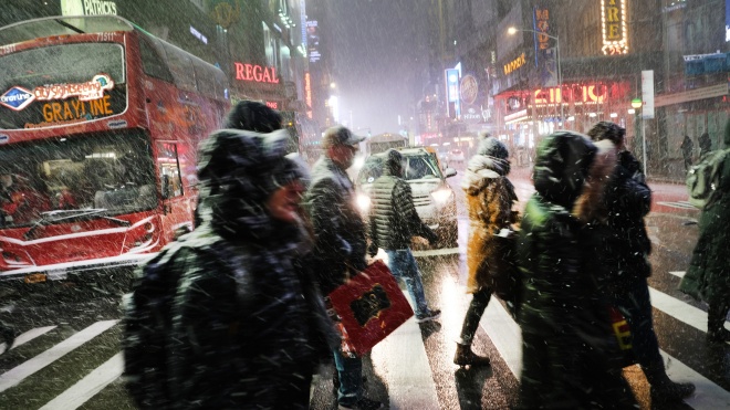 По Нью-Йорку пронесся снежный шквал. Видео непогоды собрали десятки тысяч просмотров