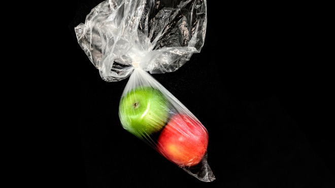 Зеленський підписав закон, який обмежує розповсюдження пластикових пакетів