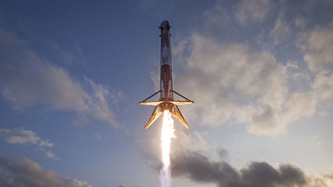 SpaceX запускает ракету Falcon 9 со спутником для военных США. Миссию трижды переносили