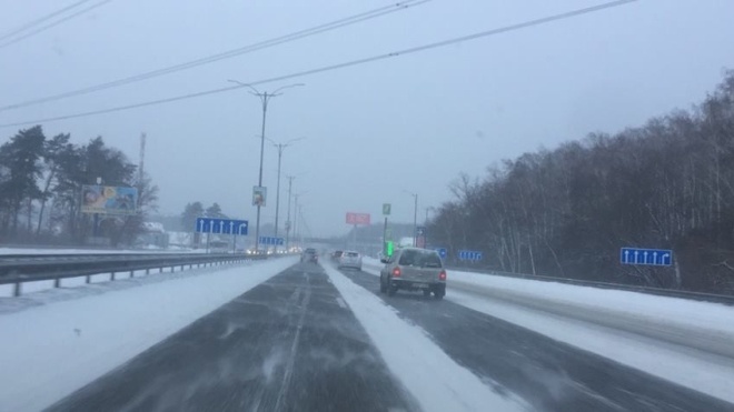 Україну засипає снігом. Через негоду обмежено рух трасами міжнародного значення