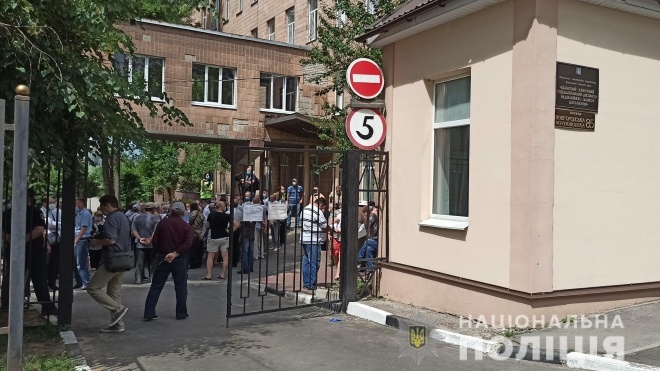 У Харкові під лікарнею протестували проти пацієнтів з COVID-19. Через сутички двох поліцейських шпиталізували