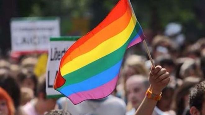 В Румынии проходит референдум о запрете однополых браков. Для этого хотят изменить Конституцию